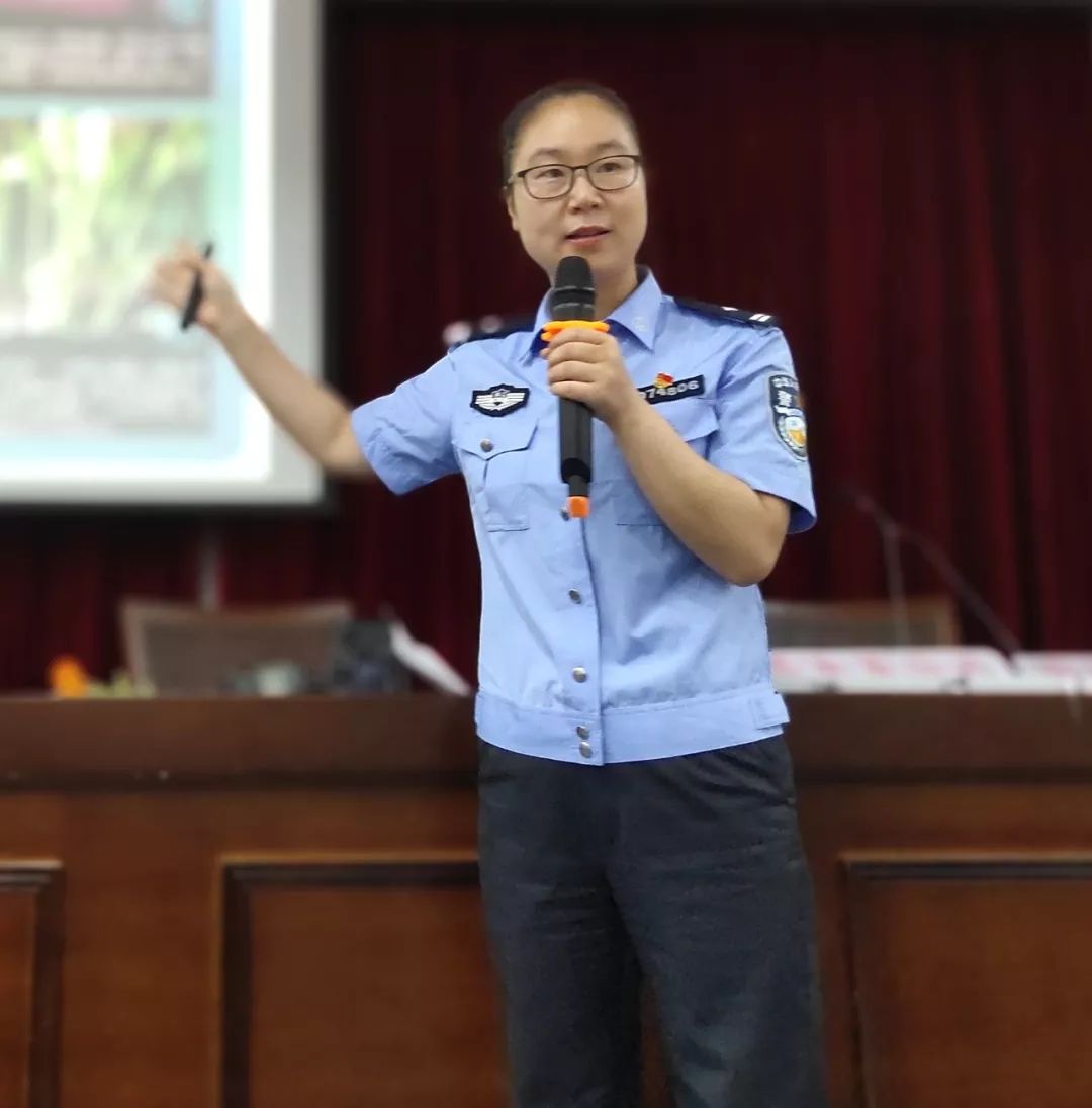 昱源妈妈——杨 莺三(1)班王简凡妈妈——王淑燕这三位警花妈妈分别是