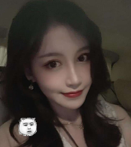 uu妹醉酒后忘记卢本伟真名微博投票选项却意外暴露了什么