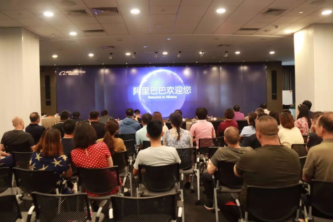 在阿里巴巴集团,考察团一行参观了阿里访客中心,了解了阿里巴巴的创业