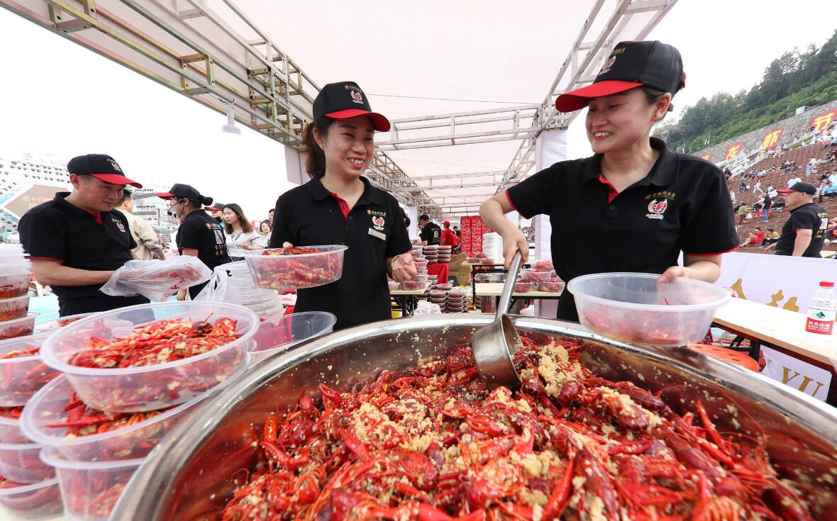 万人龙虾宴开席 3万食客狂扫40吨龙虾