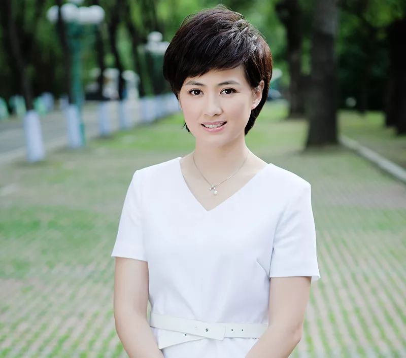 主播 陈晓睿同声传译有木有精通日语的她好像自带光芒呦!