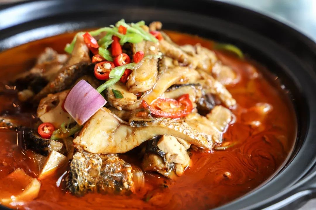 而这道老伙计财鱼鱼肉细嫩,吃起来香辣爽口,非常值得一试!