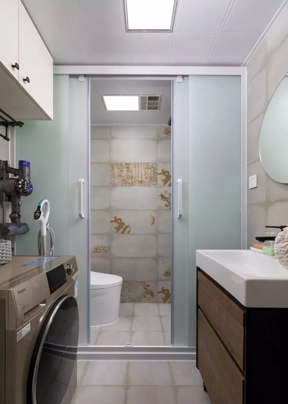 卫生间厨房是常见的l型布局,将冰箱移至餐厅,省出的空间可以做更多的