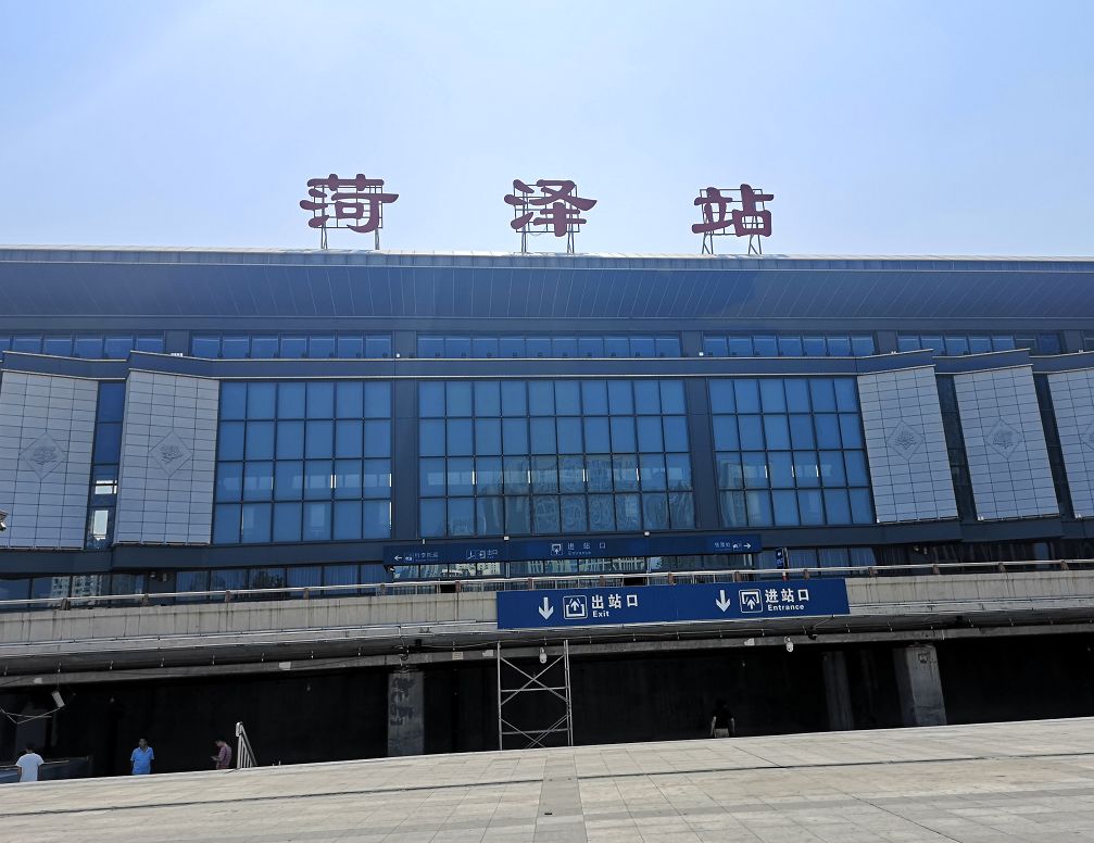 市民反映:菏泽火车站出站口拆掉的隔离栏为何又装回来了?