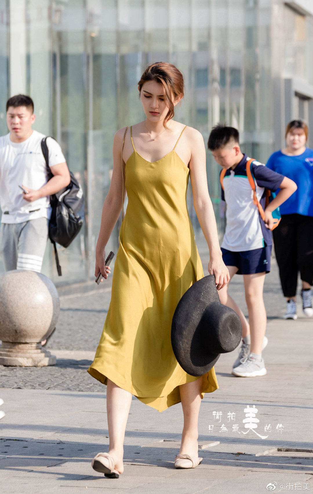 到底凭什么?小姐姐的这条吊带裙火了一次又一次