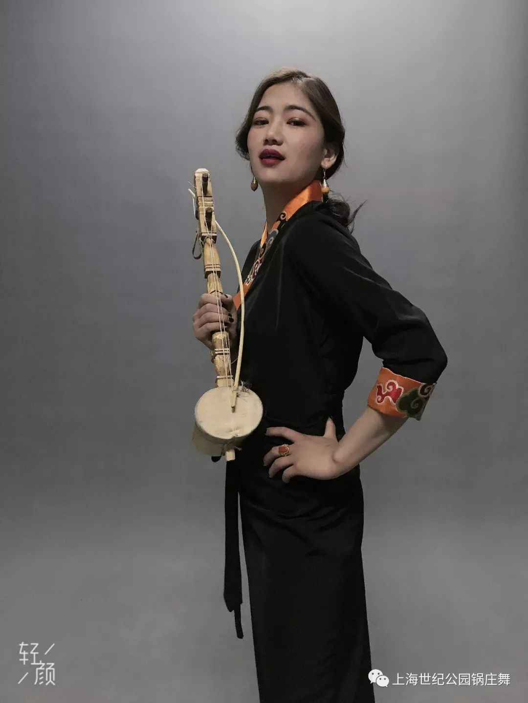 曲珍在上海的草原上