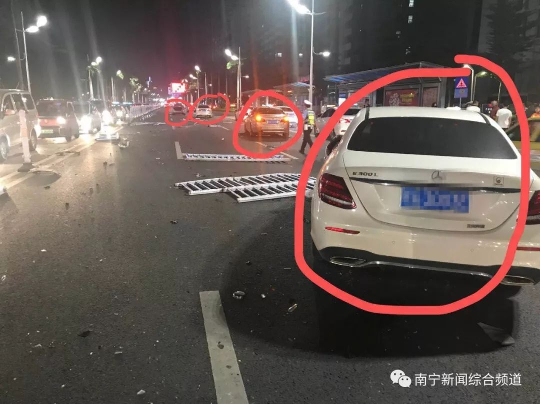 通報來了民族大道一渝c車輛撞飛護欄致多輛小車受損