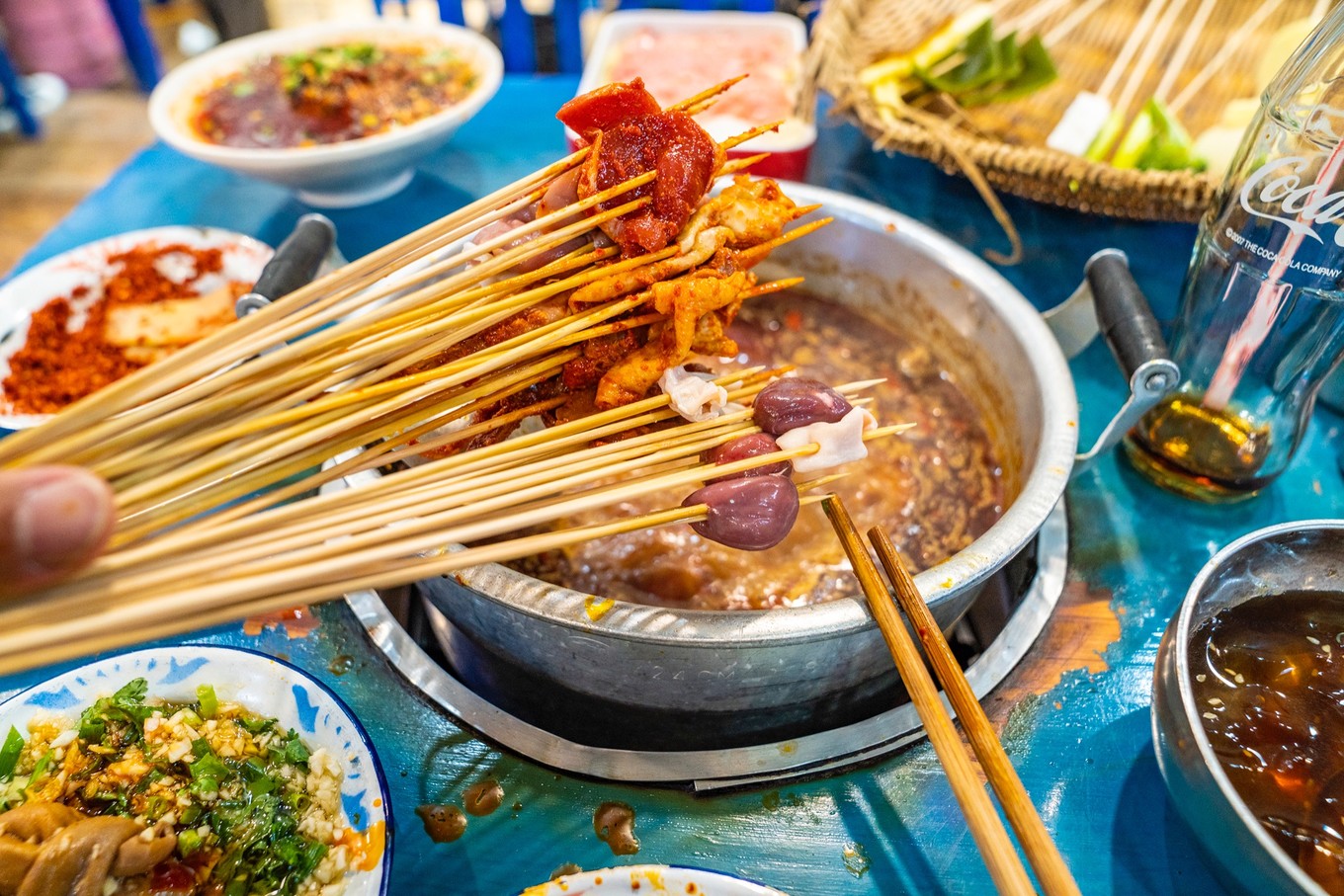 来成都旅游吃火锅还是吃串串可为什么又叫做麻辣烫呢