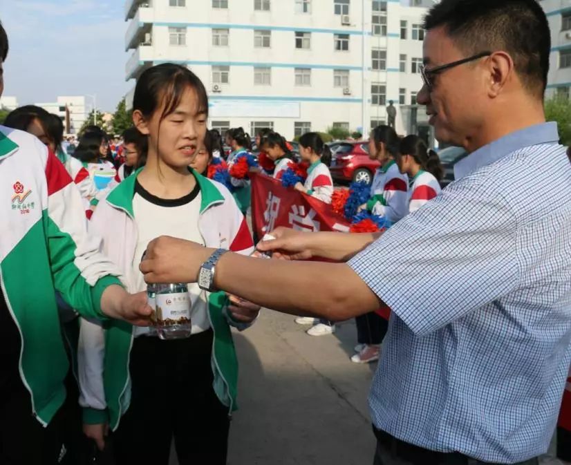 加油郑梁梅中学为中考壮行让梦想远航