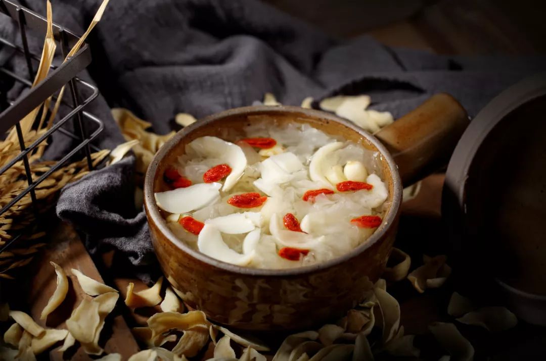 阴虚火旺吃什么调理 鲜百合,大米,冰糖适量,先将大米煮粥,将熟时放入