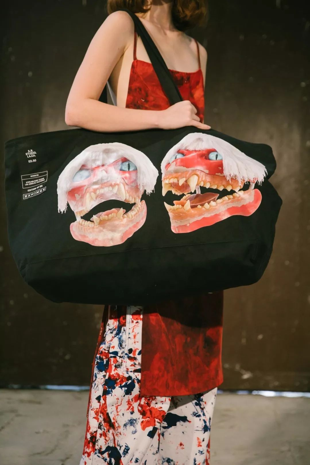 洛杉矶的艺术家和rafsimons合作首次推出可穿戴艺术时尚系列