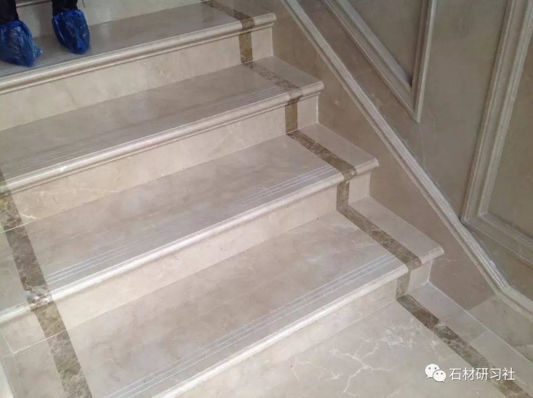 人们现在正转向使用能体现永恒和优雅的材料,大理石室内楼梯就是您