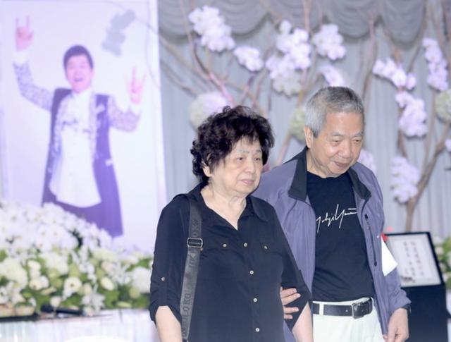 原创64岁台湾知名主持人贺一航告别仪式众星相送独子含泪献唱寄哀思