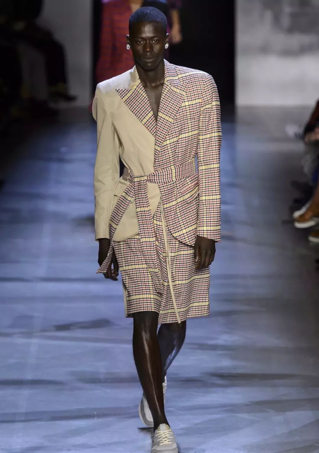 毕业设计没灵感,这些不对称设计将助你一马当先!_服装