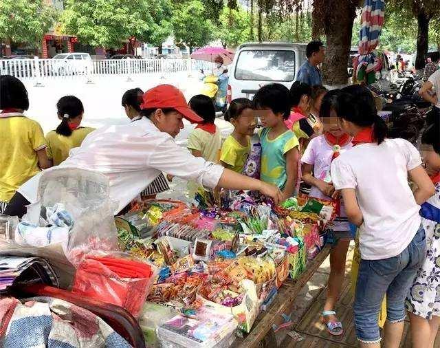 小学生买零食赊账百元家长怒砸小卖部被拘留子不教谁之过