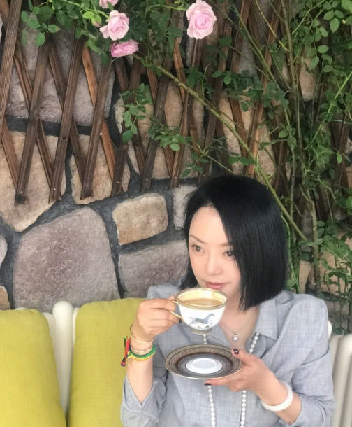 王中磊妻子近照,单手托腮举止优雅,被女儿大赞看起来最多30!_王晓蓉