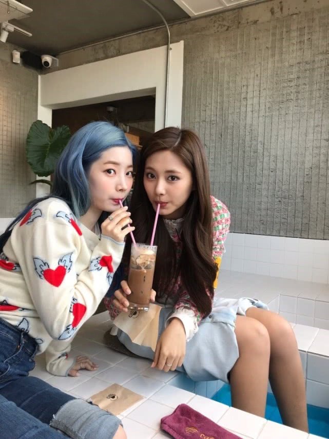 周子瑜携队友泡脚戏太多喝奶茶都有爱情的酸臭味真是调皮