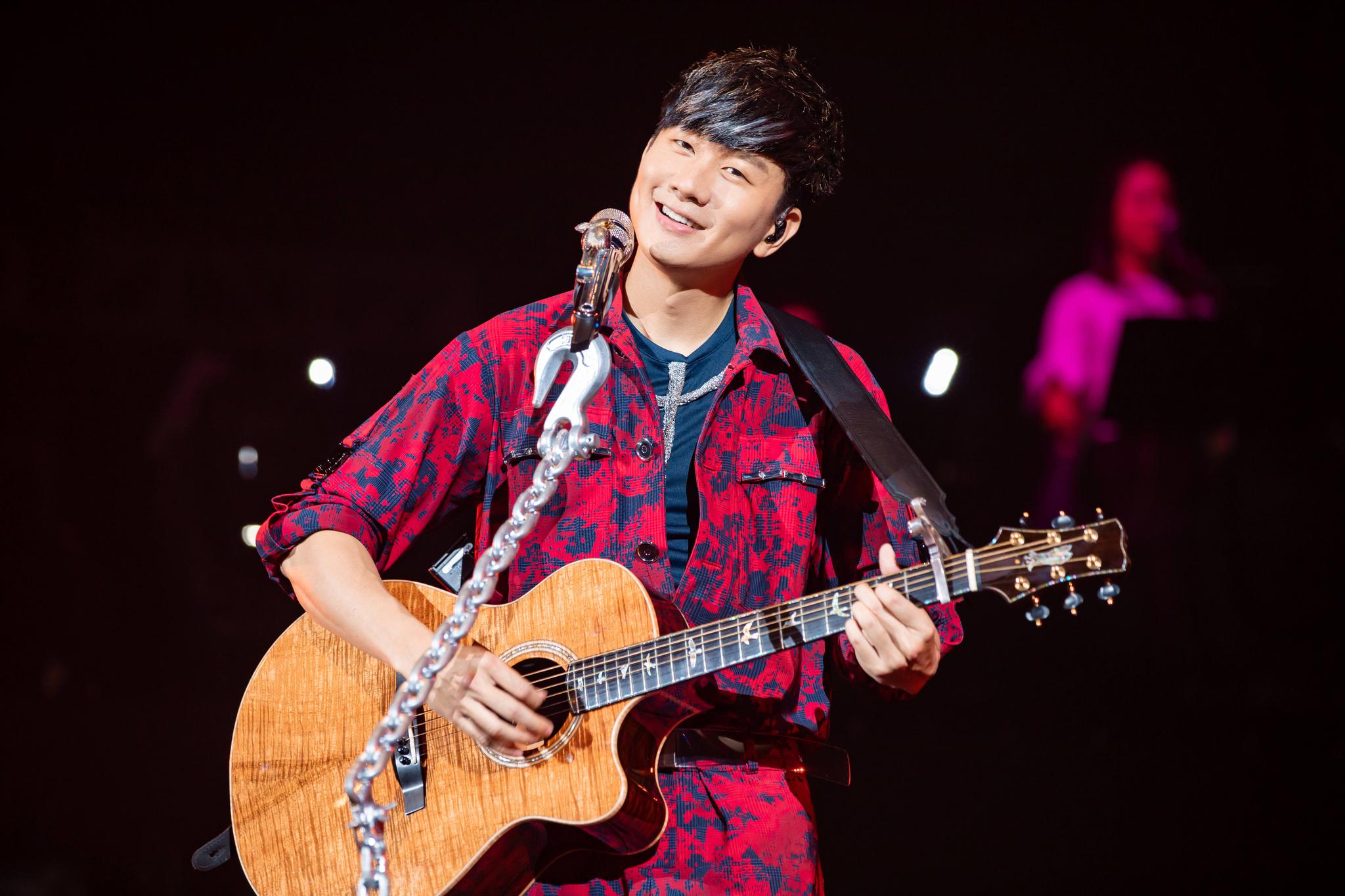 林俊杰经纪人出机场打掉粉丝手机,现公开道歉你怎么看