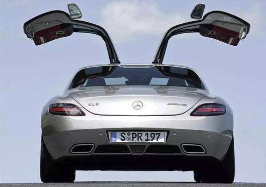 鸥翼门蝴蝶门也叫做蝶翼门,在车门打开的时候就像是蝴蝶张开的翅膀