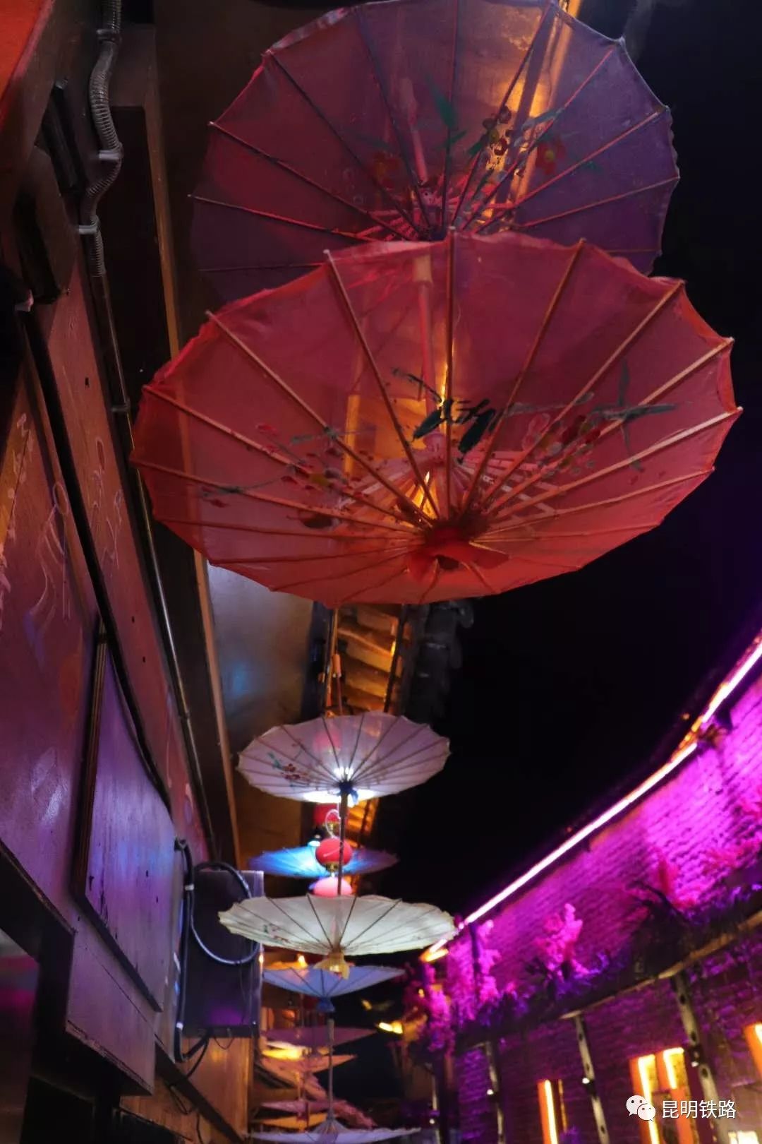 丽江古城内的街道依山傍水修建,以红色角砾岩铺就,雨季不会泥泞,旱季