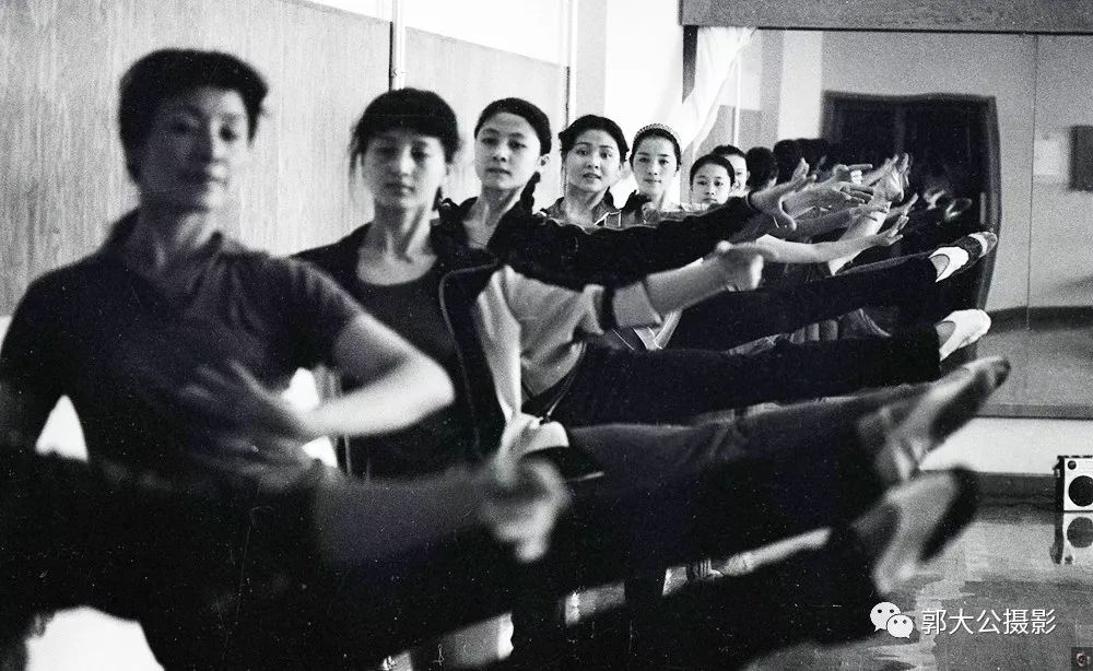 34年前东方歌舞团排练厅那时候的姑娘和小伙们也是超美的