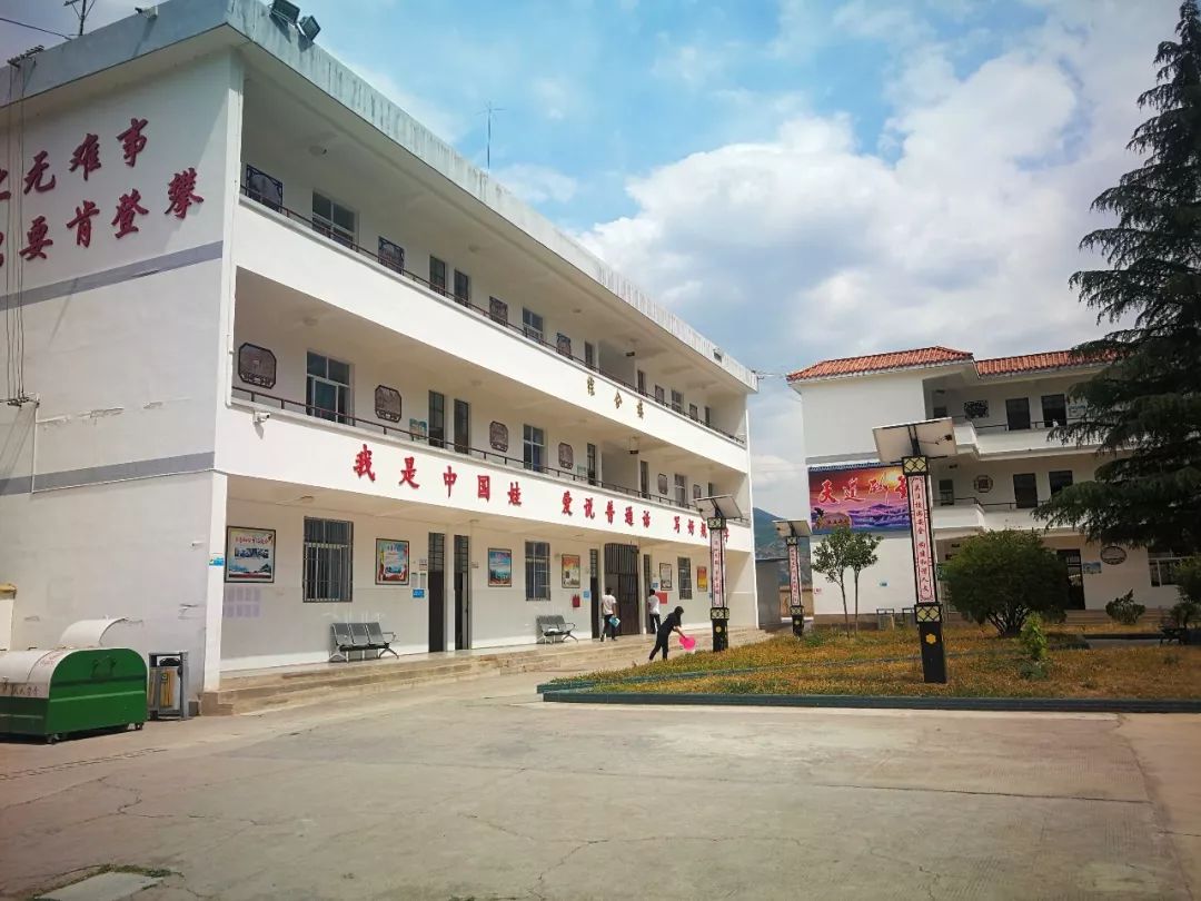云龙县白石镇中学创办于1981年,校园由东往西依山势呈阶梯状,逐层提升