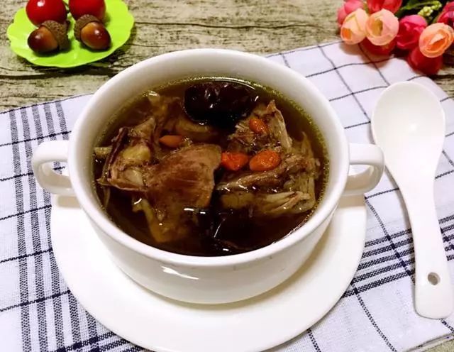 鸽子汤这样做美味又营养女性常喝错不了