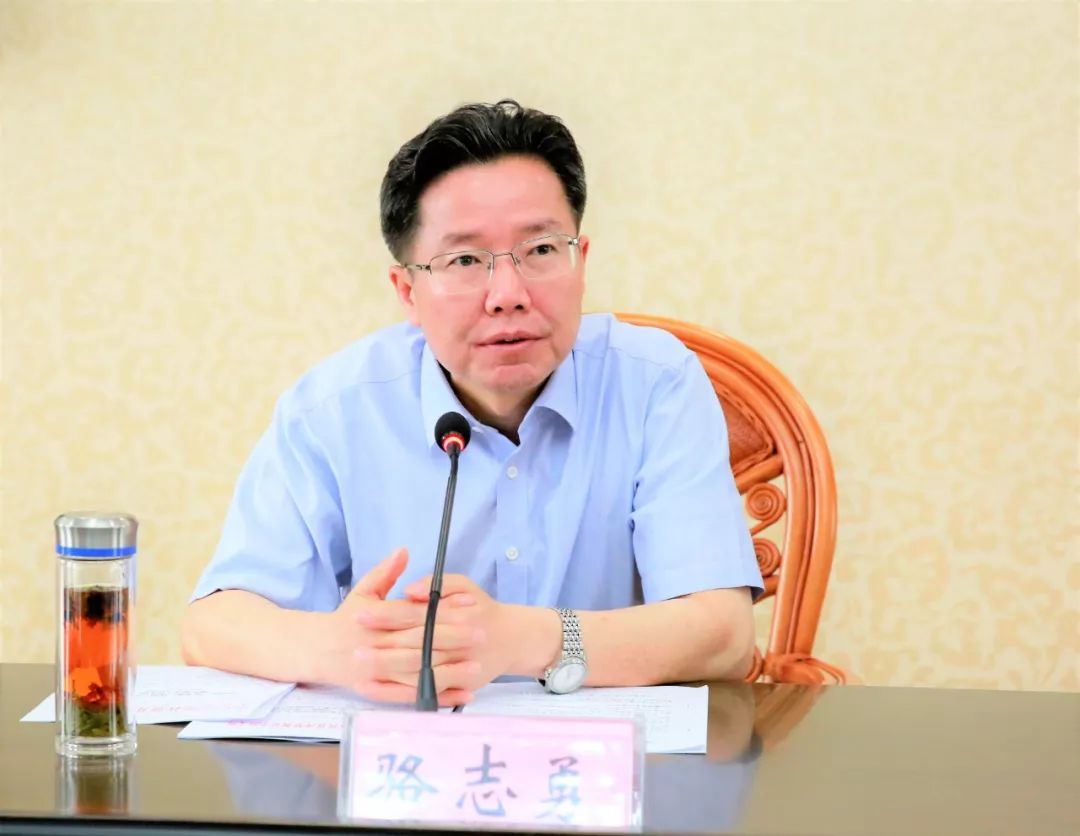 区领导胡凯,万小勇,罗京平,王立三出席会议.