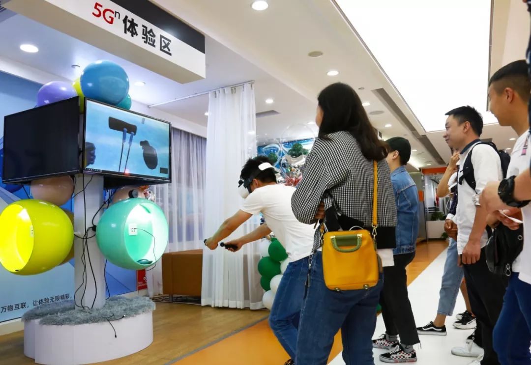 上海营业厅5g体验区,vr体验无卡顿游戏苏州营业厅,工作人员进行活动