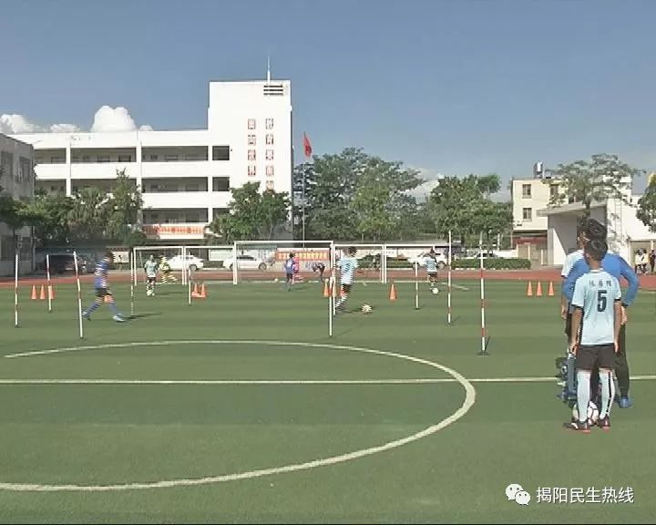 在榕城古溪初级中学足球场上,学校的足球小将正在展开一场激烈的对抗