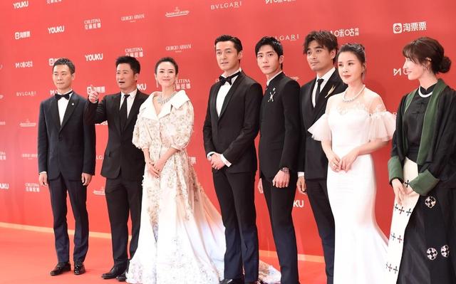 章子怡和胡歌吴京等亮相上影节红毯早前被发现素颜亮相机场