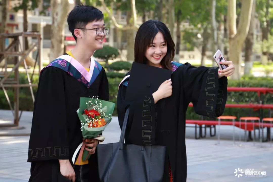 你穿学士服的样子最美啦