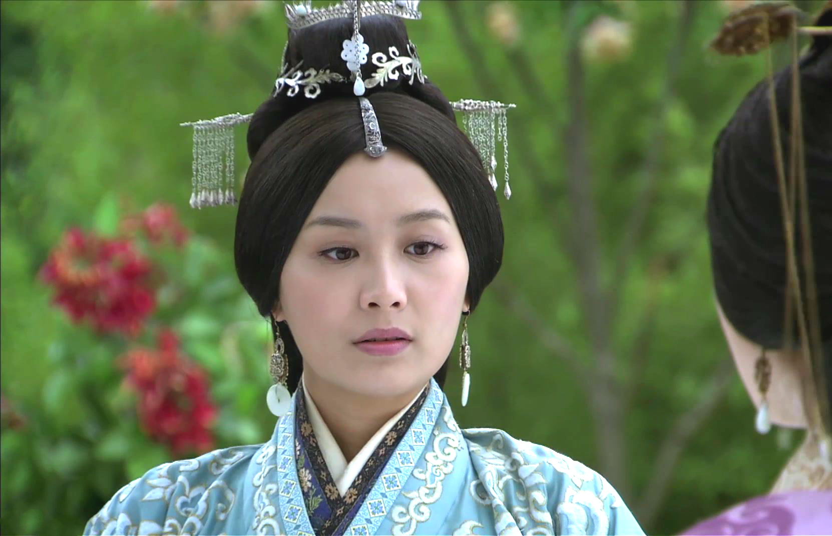 《风中奇缘》中陈法拉扮演秦湘,大概是因为长相较甜美,加上脸型受到