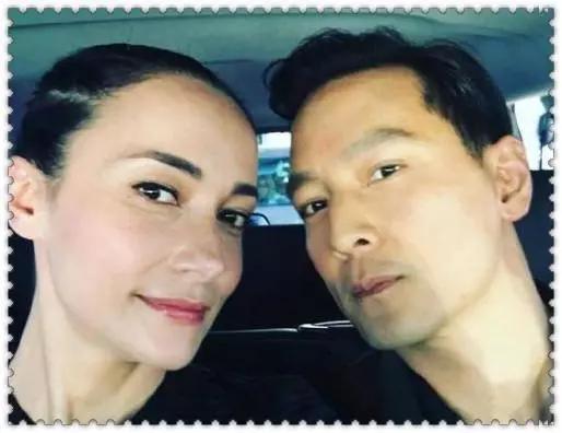 这是吴彦祖和他的妻子出现在nba勇士队主场时的自拍,lisa selesner