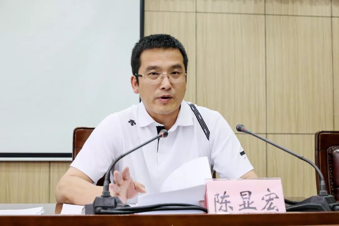 会上,镇委副书记,镇长陈显宏就当前重点工作进行了全面部署