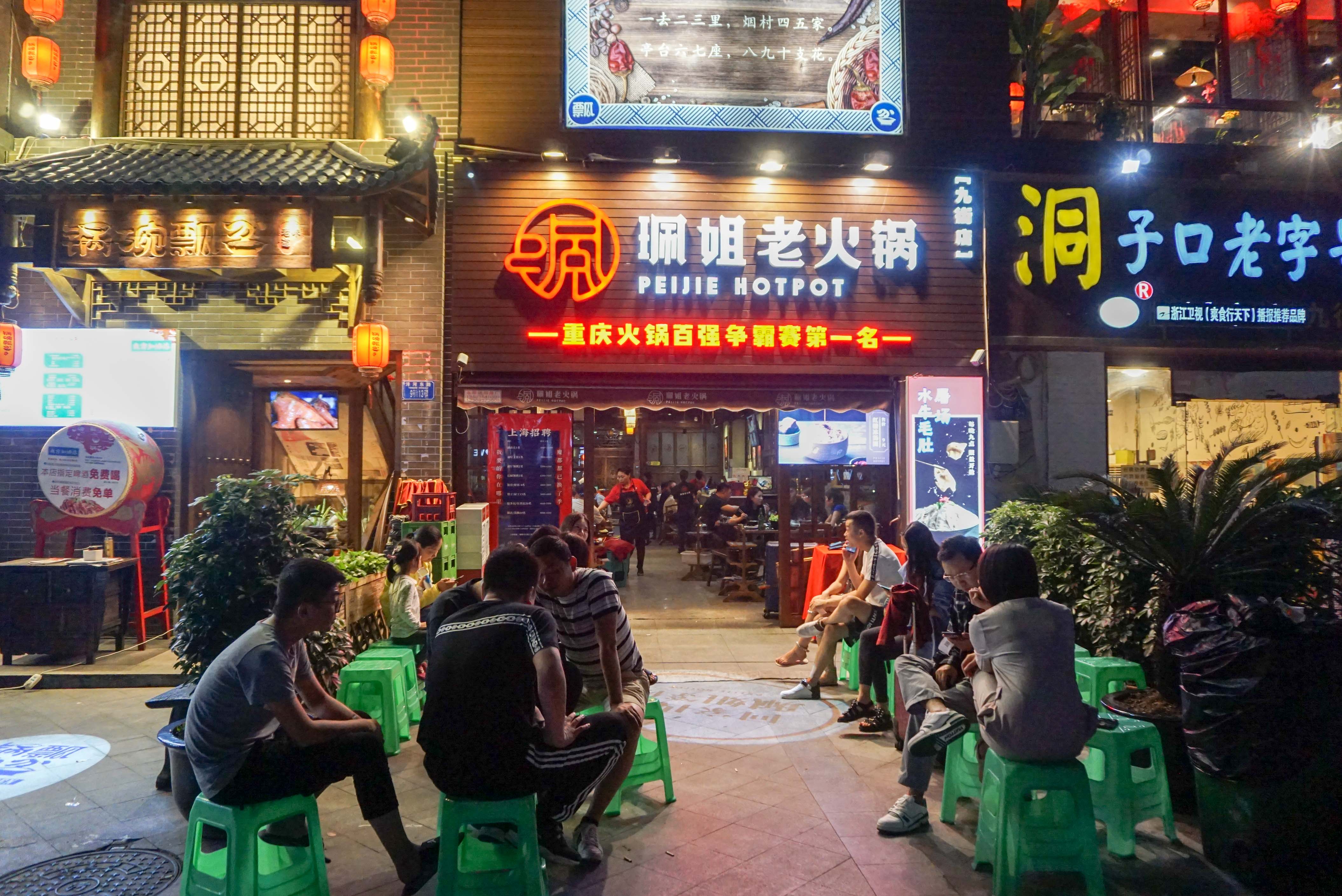 重庆这家大排长龙的火锅店,本地人都不爱吃?居然都是游客来吃