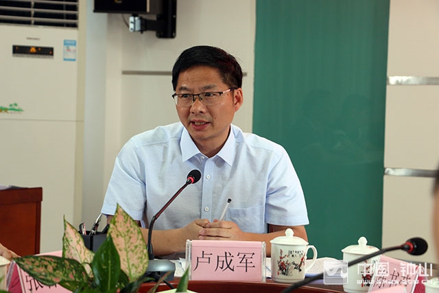 图为市住建局局长卢成军在会上作指导讲话图为县长陈书莹在会上作讲话