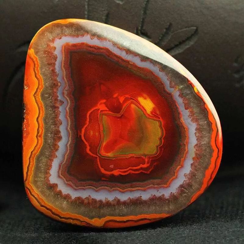 来自地上的彩虹——玛瑙石_颜色