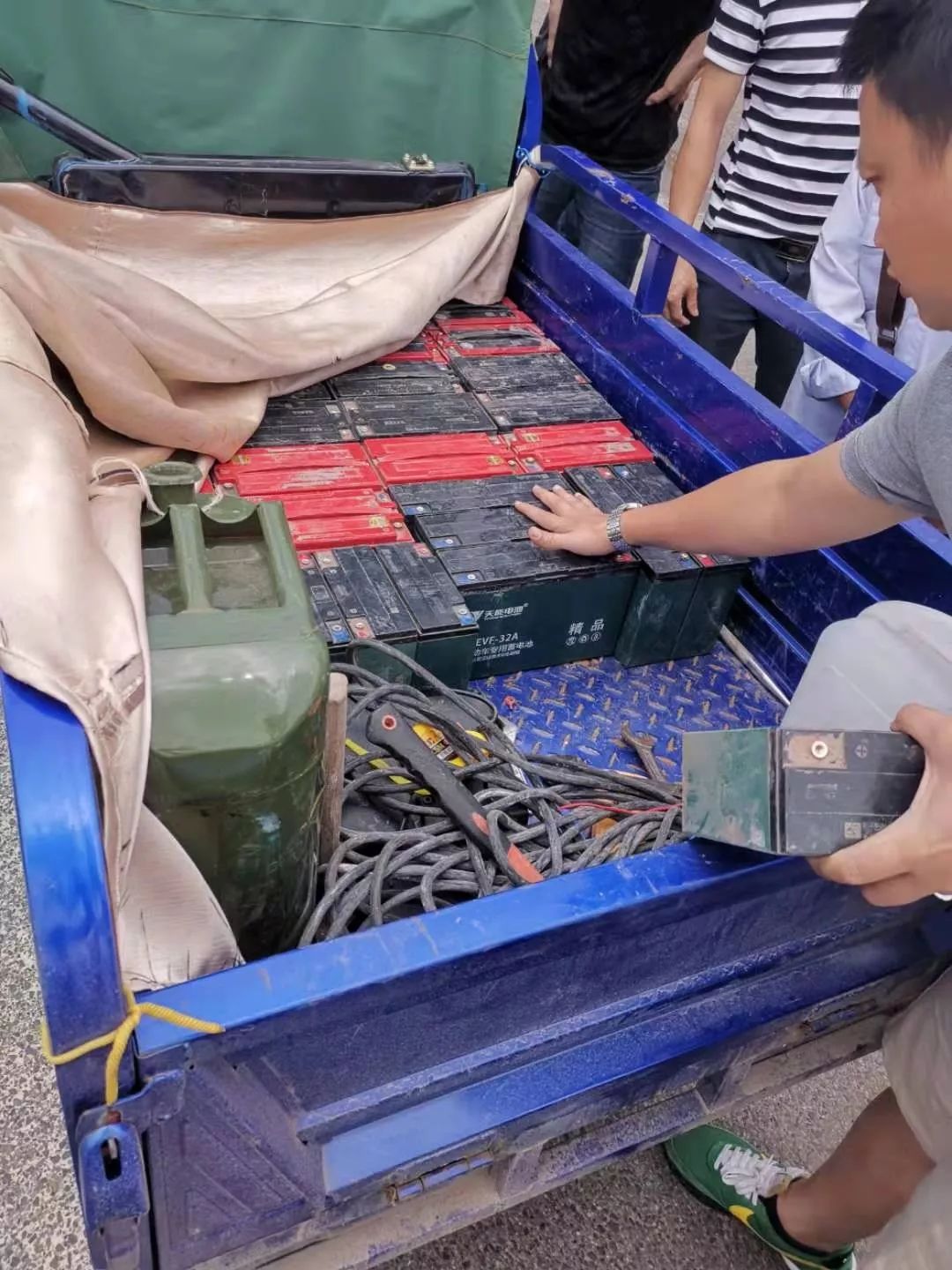 两男子在蓬溪偷电瓶车电瓶被抓现场搜出被盗电瓶38个