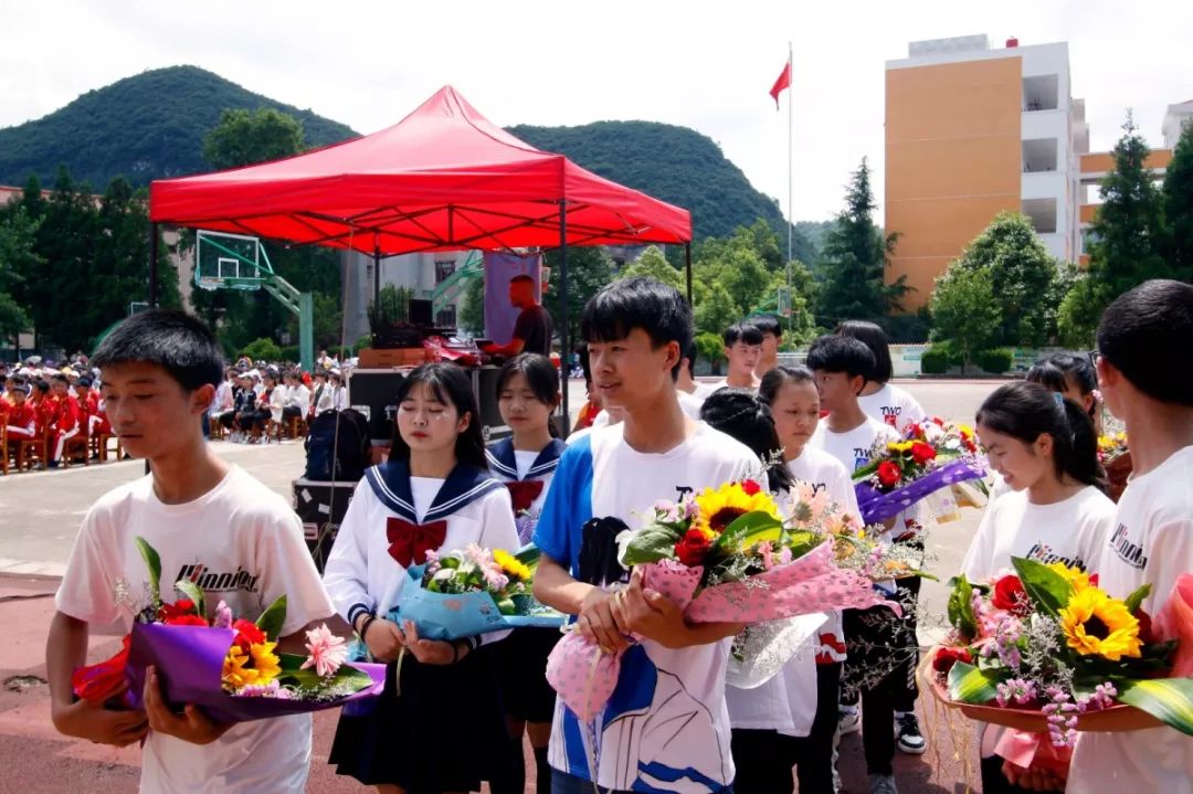 图集开阳县龙岗镇中学2019届毕业典礼央视春晚歌手吉尼斯世界纪录保持