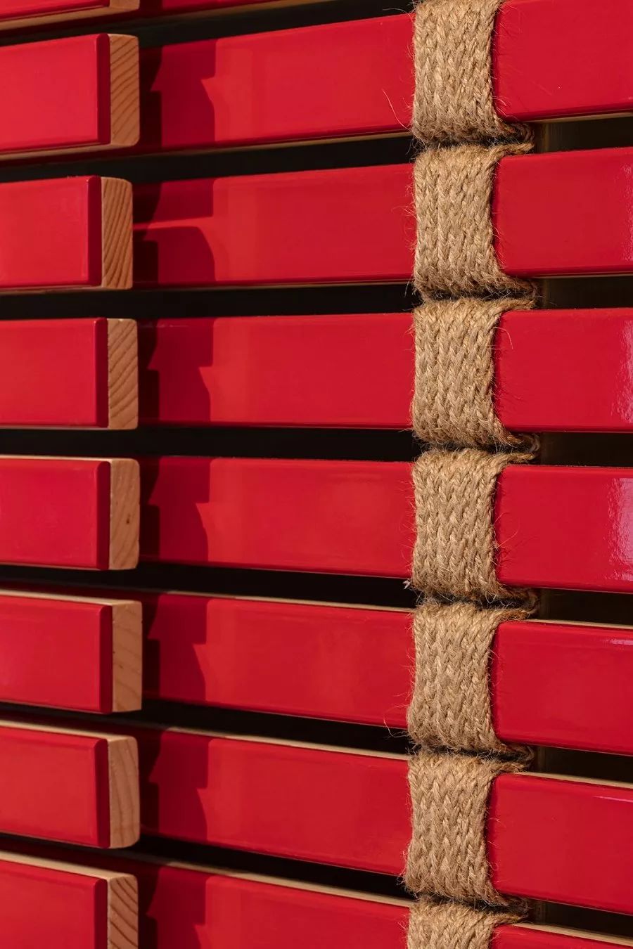 红黑撞色的空间设计这样配色很酷潮