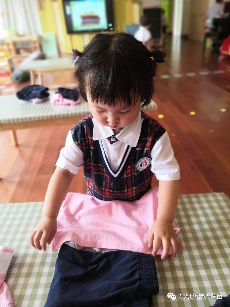 凤华托育中心整理衣服我最棒自理能力大比拼活动