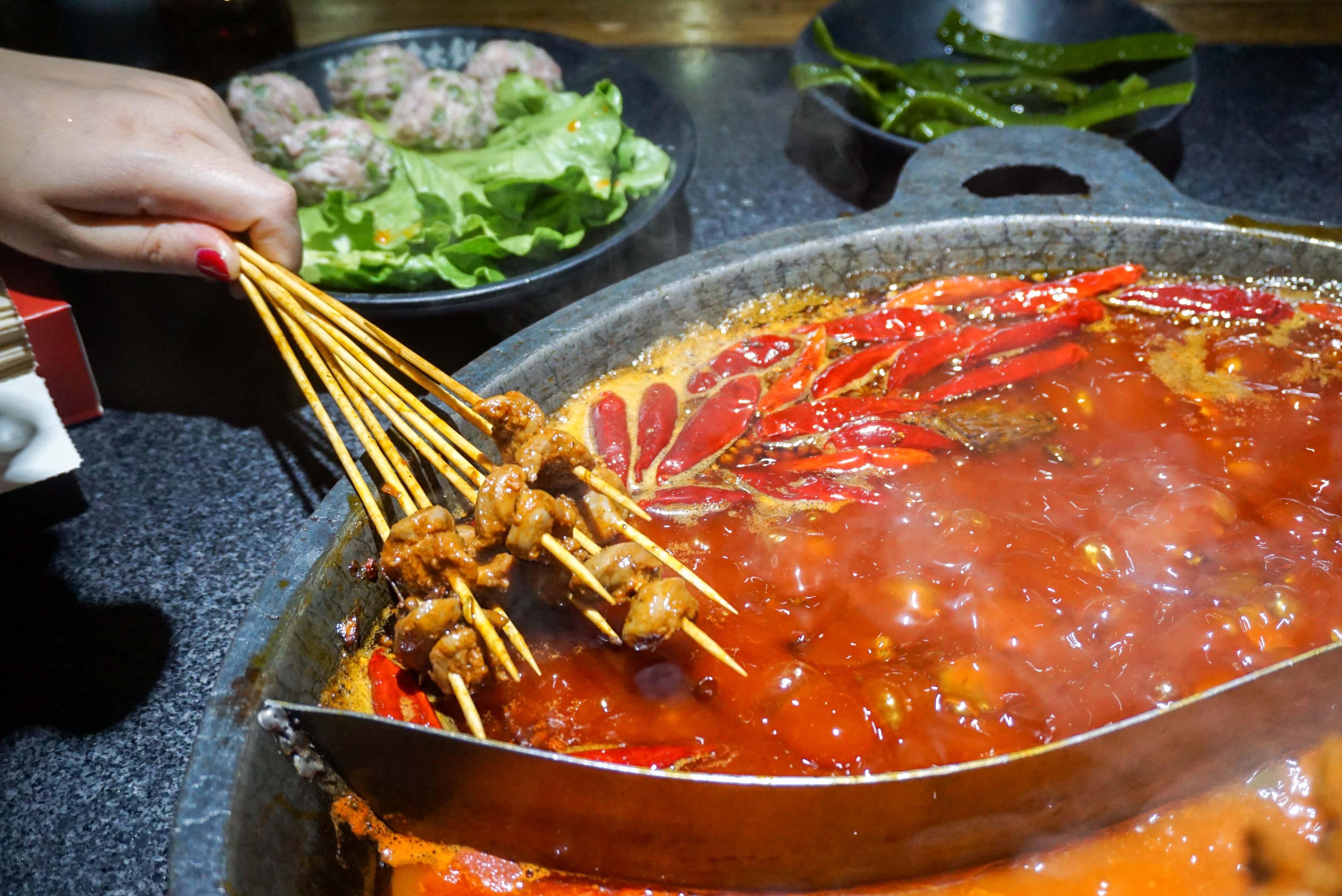 『小郡肝』自带辣味,我还是自动自觉放进了番茄锅那边.