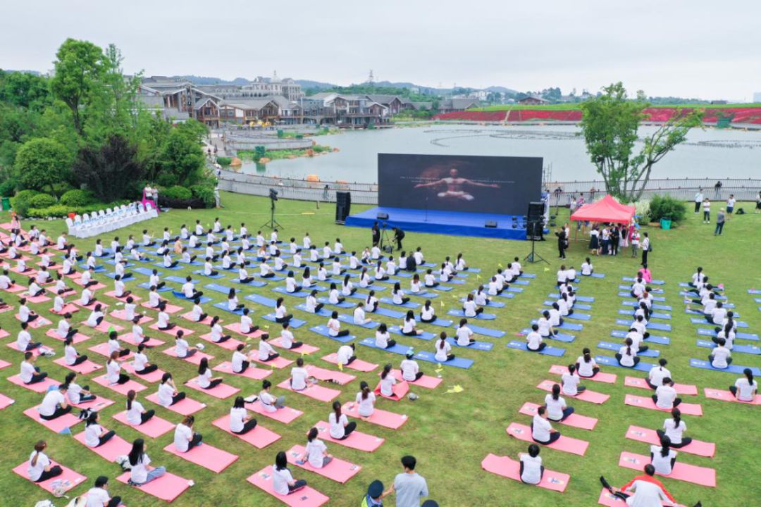 大场面千人瑜伽惊艳亮相天河潭