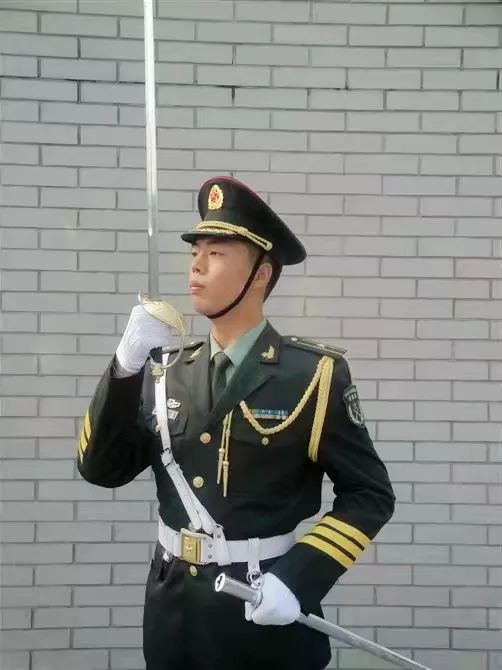 小海有约张一驰身着警服的光荣与责任