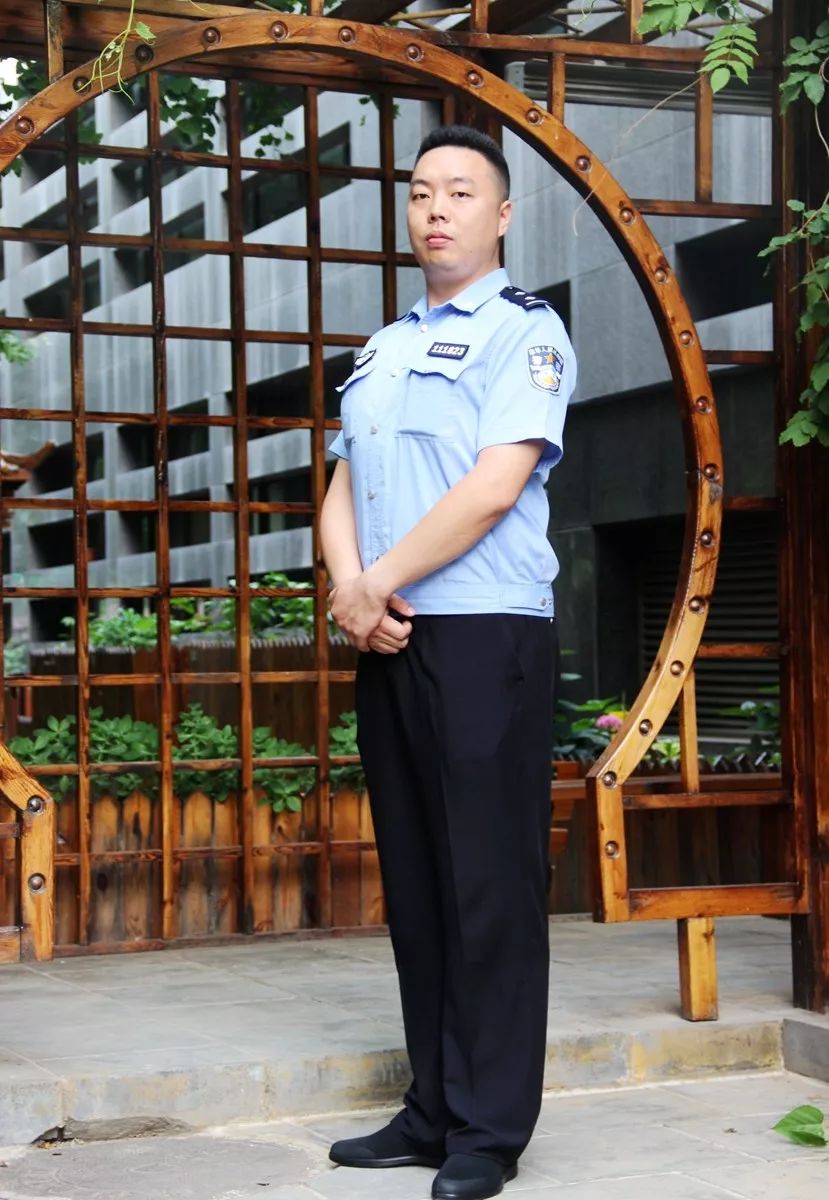 新式警服夏季图片