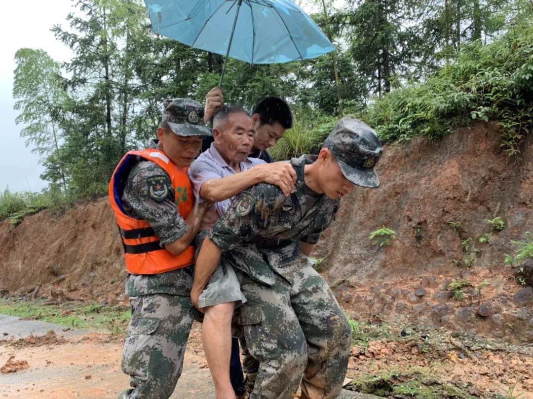 徒手開路肩背手抱馳援米貝村的解放軍戰士謝謝你抗災背後的感動