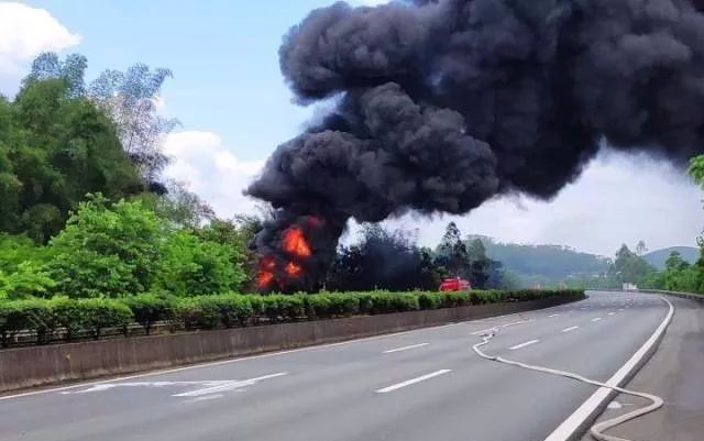 6月14日8點41分,清遠消防接到警情稱,京珠高速北行英德到韶關路段,k