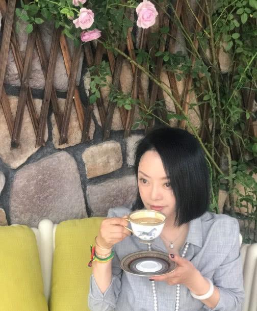 王中磊妻子近照,单手托腮举止优雅,被女儿大赞看起来最多30_王晓蓉