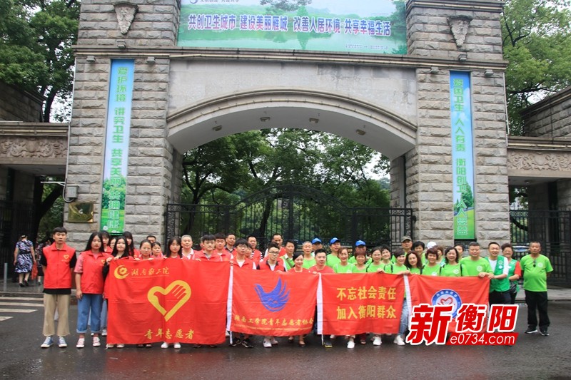 创卫进行时:"衡阳群众"赴集贸市场宣传"门前三包"_黄建军